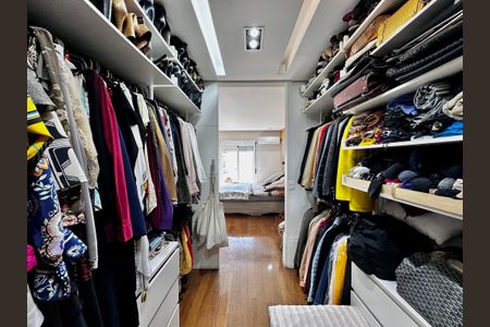 Apartamento à venda com 290m², 4 quartos e 3 vagas Apartamento à venda com 290m², 4 quartos e 3 vagasCloset Suíte 3