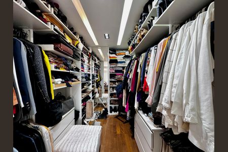 Apartamento à venda com 290m², 4 quartos e 3 vagas Apartamento à venda com 290m², 4 quartos e 3 vagasCloset Suíte 3