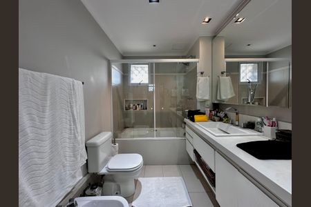 Apartamento à venda com 290m², 4 quartos e 3 vagas Apartamento à venda com 290m², 4 quartos e 3 vagasBanheiro Suíte 3