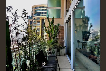 Apartamento à venda com 290m², 4 quartos e 3 vagas Apartamento à venda com 290m², 4 quartos e 3 vagasSacada