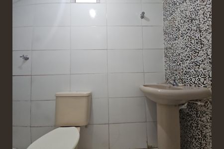 Casa para alugar com 71m², 2 quartos e sem vagaBanheiro social