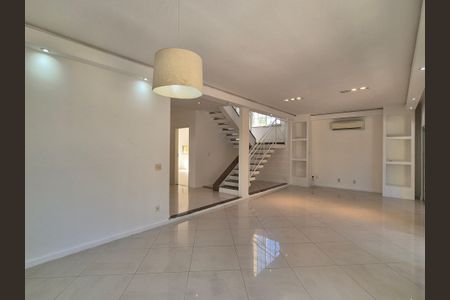 Casa de condomínio para alugar com 560m², 5 quartos e 3 vagas Casa de condomínio para alugar com 560m², 5 quartos e 3 vagasSala