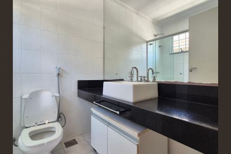 Casa de condomínio para alugar com 560m², 5 quartos e 3 vagas Casa de condomínio para alugar com 560m², 5 quartos e 3 vagasBanheiro da Closet da Suíte 2