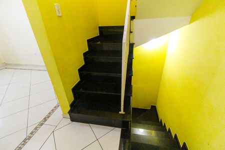 Escada de casa para alugar com 2 quartos, 97m² em Jardim Marabá, São Paulo