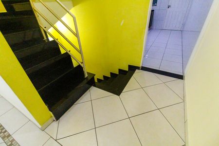 Escada de casa para alugar com 2 quartos, 97m² em Jardim Marabá, São Paulo