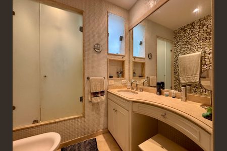 Apartamento à venda com 134m², 3 quartos e 2 vagasBanheiro da Suíte