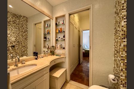 Apartamento à venda com 134m², 3 quartos e 2 vagasBanheiro da Suíte