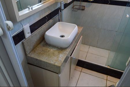 Apartamento à venda com 60m², 2 quartos e 2 vagas Apartamento à venda com 60m², 2 quartos e 2 vagasBanheiro