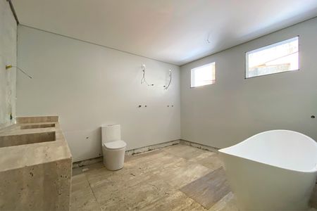 Apartamento à venda com 267m², 4 quartos e 3 vagasBanheiro da Suíte 1