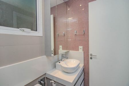 Banheiro da Suíte de apartamento para alugar com 2 quartos, 58m² em Passo D’areia, Porto Alegre