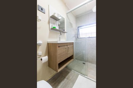 Banheiro social de kitnet/studio para alugar com 1 quarto, 17m² em Cidade Ariston Estela Azevedo, Carapicuíba