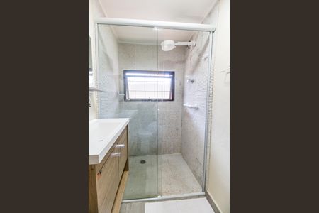 Banheiro social de kitnet/studio para alugar com 1 quarto, 17m² em Cidade Ariston Estela Azevedo, Carapicuíba