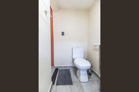 Banheiro social de kitnet/studio para alugar com 1 quarto, 17m² em Cidade Ariston Estela Azevedo, Carapicuíba