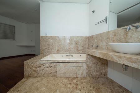 Apartamento à venda com 160m², 4 quartos e 2 vagas Apartamento à venda com 160m², 4 quartos e 2 vagasBanheiro da Suíte