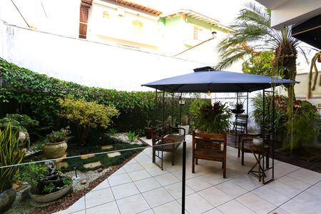 Casa de condomínio à venda com 340m², 4 quartos e 4 vagas Casa de condomínio à venda com 340m², 4 quartos e 4 vagasQuintal