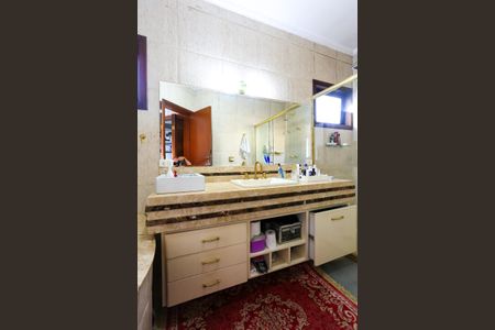 Casa de condomínio à venda com 340m², 4 quartos e 4 vagas Casa de condomínio à venda com 340m², 4 quartos e 4 vagasBanheiro da Suíte 1