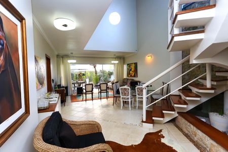 Casa de condomínio à venda com 340m², 4 quartos e 4 vagas Casa de condomínio à venda com 340m², 4 quartos e 4 vagasSala