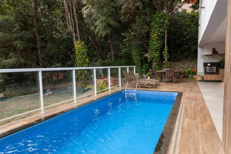 Casa de condomínio à venda com 335m², 5 quartos e 6 vagasPiscina