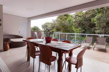 Casa de condomínio à venda com 335m², 5 quartos e 6 vagasQuintal