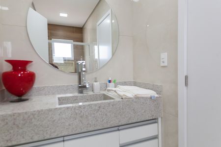 Casa de condomínio à venda com 335m², 5 quartos e 6 vagasBanheiro semi suite 1e 2