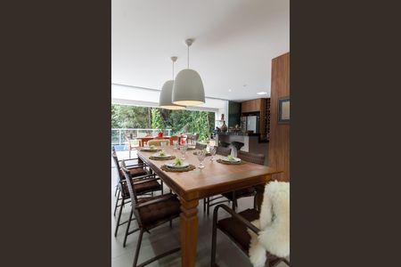 Casa de condomínio à venda com 335m², 5 quartos e 6 vagasCopa