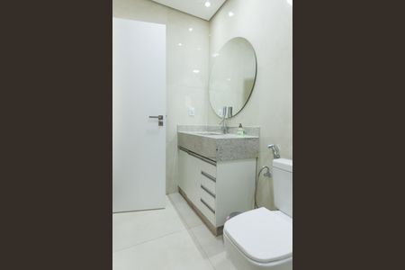 Casa de condomínio à venda com 335m², 5 quartos e 6 vagasbanheiro da suite 1