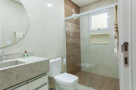 Casa de condomínio à venda com 335m², 5 quartos e 6 vagasbanheiro da suite 1