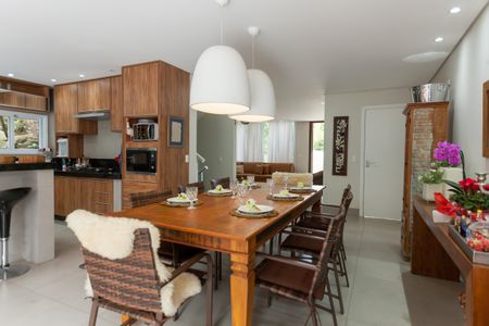 Casa de condomínio à venda com 335m², 5 quartos e 6 vagasCopa