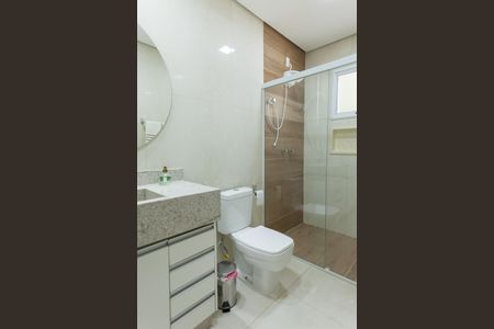 Casa de condomínio à venda com 335m², 5 quartos e 6 vagasbanheiro da suite 1