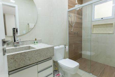 Casa de condomínio à venda com 335m², 5 quartos e 6 vagasbanheiro da suite 1