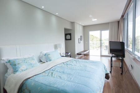 Casa de condomínio à venda com 335m², 5 quartos e 6 vagassuite master