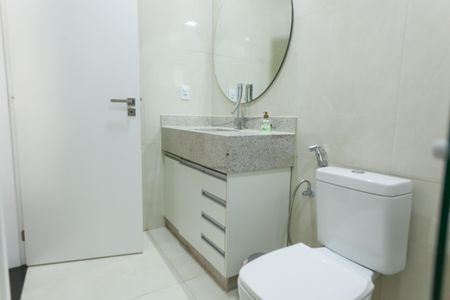 Casa de condomínio à venda com 335m², 5 quartos e 6 vagasbanheiro da suite 1