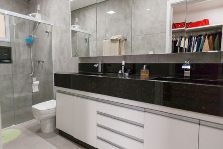 Casa de condomínio à venda com 335m², 5 quartos e 6 vagasBanheiro da Suíte master