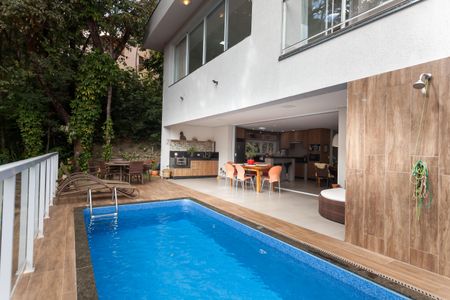 Casa de condomínio à venda com 335m², 5 quartos e 6 vagasPiscina