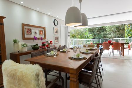 Casa de condomínio à venda com 335m², 5 quartos e 6 vagasCopa