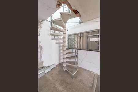 Casa à venda com 300m², 3 quartos e 3 vagasEscada