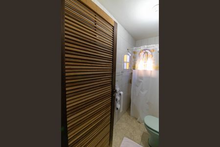 Casa à venda com 330m², 4 quartos e 4 vagas Casa à venda com 330m², 4 quartos e 4 vagasBanheiro de Serviço 2