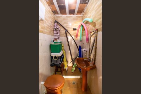 Casa à venda com 330m², 4 quartos e 4 vagas Casa à venda com 330m², 4 quartos e 4 vagasBanheiro de Serviço