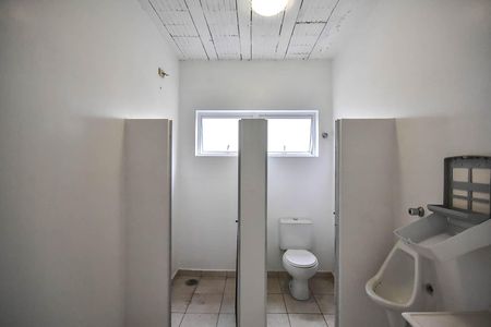 Casa de condomínio à venda com 242m², 3 quartos e 2 vagasBanheiro 1da Casa dos Fundos