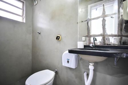 Casa de condomínio à venda com 242m², 3 quartos e 2 vagasBanheiro da. Suíte 1 da Casas dos Fundos