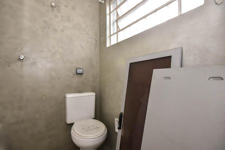 Casa de condomínio à venda com 242m², 3 quartos e 2 vagasBanheiro Suíte 2 da Casa dos Fundos