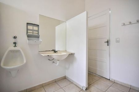 Casa de condomínio à venda com 242m², 3 quartos e 2 vagasBanheiro 1da Casa dos Fundos