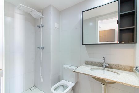 Banheiro social de kitnet/studio para alugar com 1 quarto, 28m² em Pompeia, São Paulo