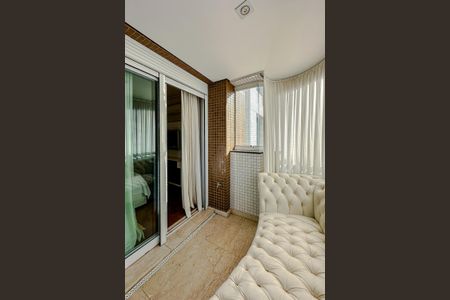 Apartamento à venda com 335m², 5 quartos e 5 vagasVaranda da Suíte 1