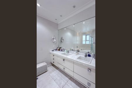 Apartamento à venda com 335m², 5 quartos e 5 vagasBanheiro da Suíte 1