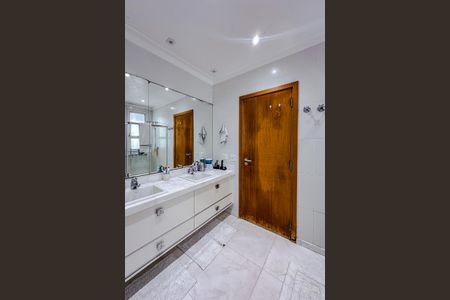 Apartamento à venda com 335m², 5 quartos e 5 vagasBanheiro da Suíte 1