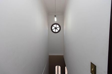 Casa à venda com 280m², 3 quartos e 2 vagasEscada