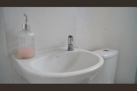 Banheiro  de apartamento para alugar com 2 quartos, 42m² em Jardim Dona Leopoldina, Porto Alegre