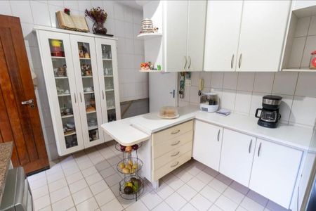 Casa à venda com 118m², 2 quartos e 2 vagas Casa à venda com 118m², 2 quartos e 2 vagasCozinha