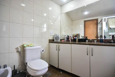 Apartamento à venda com 248m², 4 quartos e 4 vagasBanheiro da Suíte 2